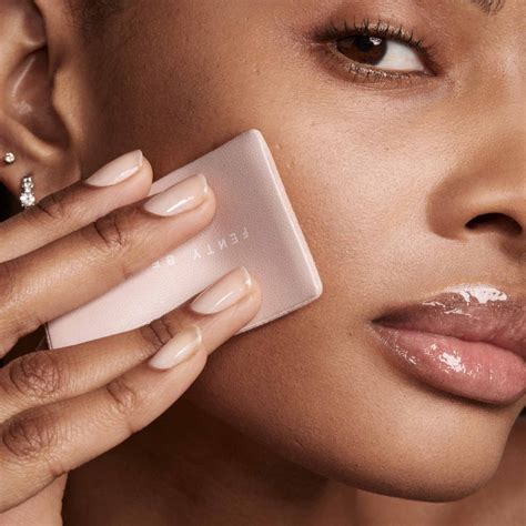 FENTY BEAUTY BY RIHANNA Invisimatte Blotting .